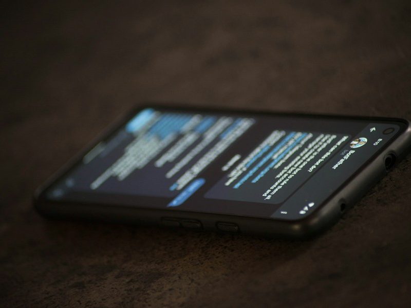 Mobiltelefon som ligger på et bord